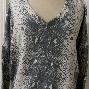 Wildfox Sweatshirt XS Snakeskin Black Off White V-neck Sweater Top